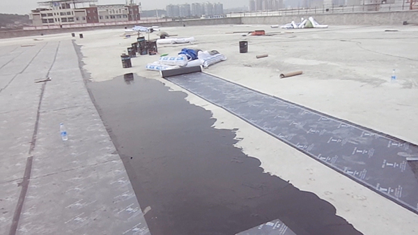 青龍綿陽長虹物流園防水項(xiàng)目現(xiàn)場 非固化涂料