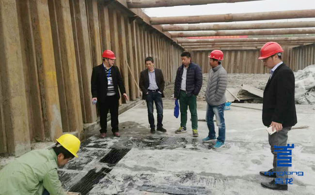 青龍技術(shù)部現(xiàn)場(chǎng)指導(dǎo)防水施工 防水卷材