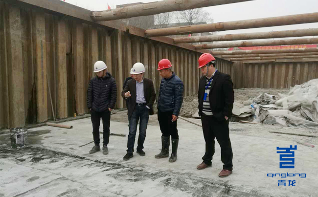 青龍技術(shù)部現(xiàn)場(chǎng)指導(dǎo)防水施工 防水卷材