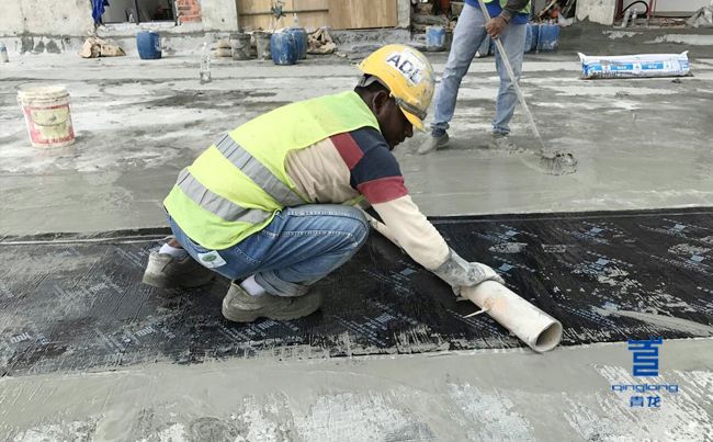 青龍外籍員工在做PCM防水卷材施工 防水材料