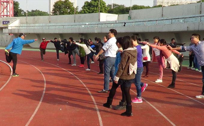 宋董事長(zhǎng)指導(dǎo)員工長(zhǎng)跑前拉伸 防水