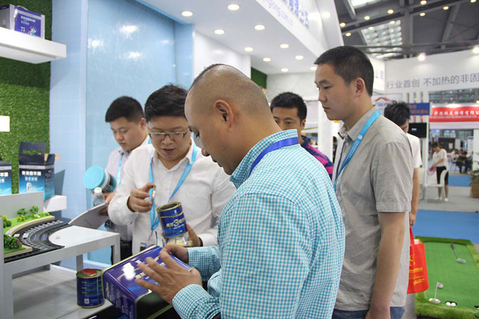 營(yíng)銷總監(jiān)賀總向客戶介紹青龍3號(hào) 防水材料