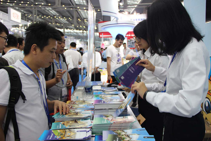 觀眾向前臺(tái)索取資料和禮品 防水材料