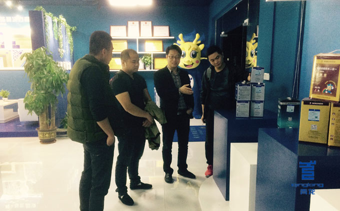 青龍周總向客戶介紹全能防水膠 防水材料