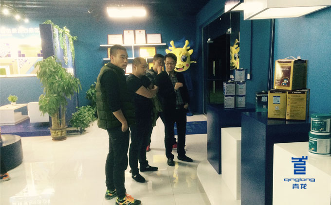 青龍周總向客戶介紹全能防水膠 防水材料