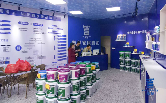 北流家裝防水體驗(yàn)店防水涂料碼放整齊 防水涂料