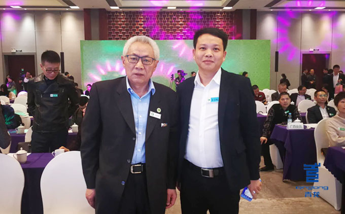 青龍營銷總監(jiān)朱正彬與任老合影留念 防水品牌