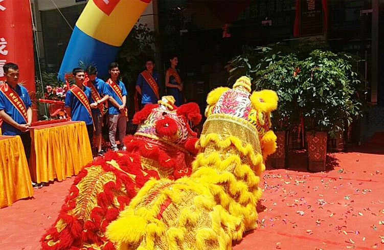 青龍貴陽家裝防水體驗(yàn)店開業(yè)現(xiàn)場舞獅表演 防水補(bǔ)漏