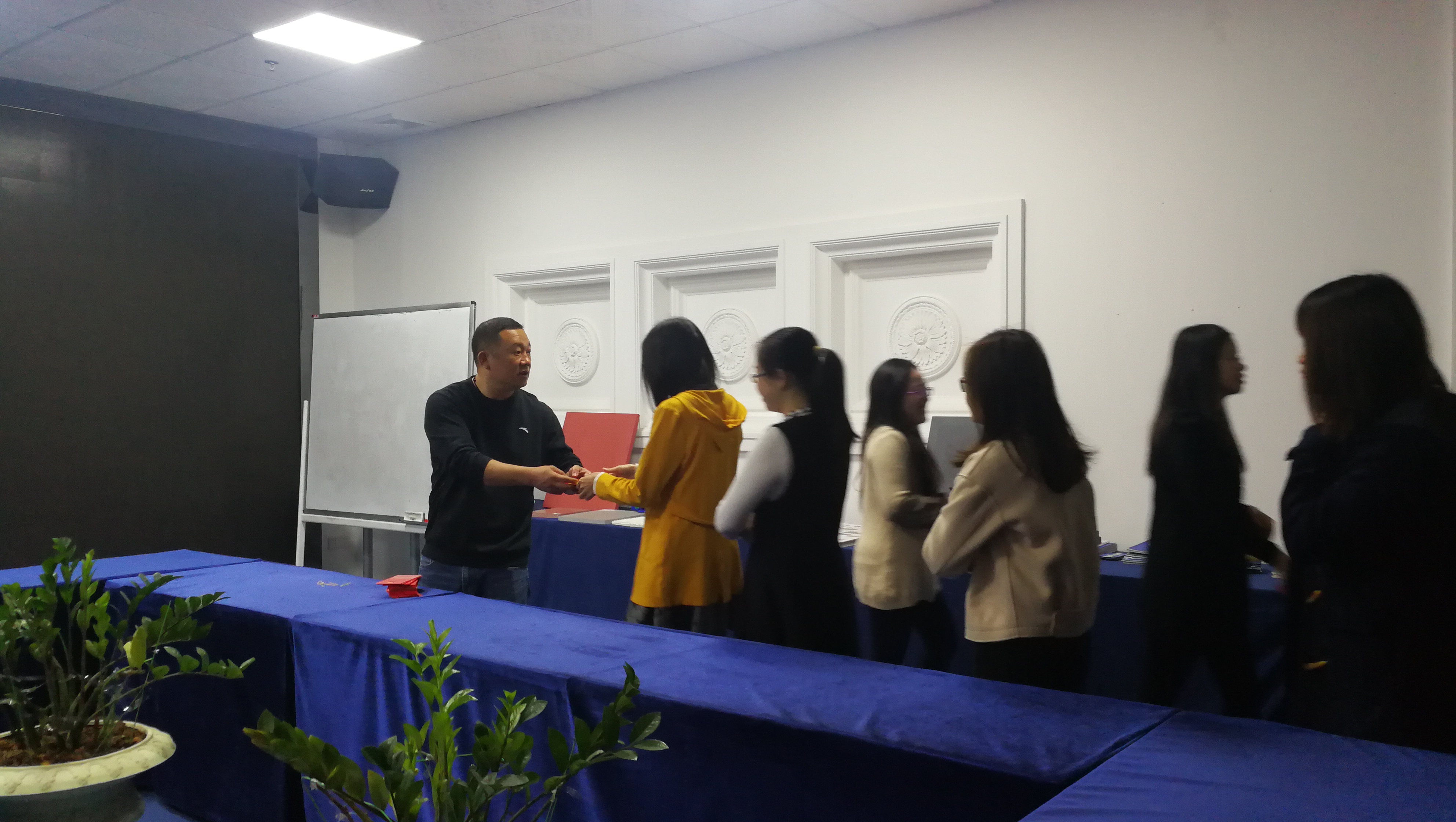 青龍防水材料開(kāi)工大吉 防水材料