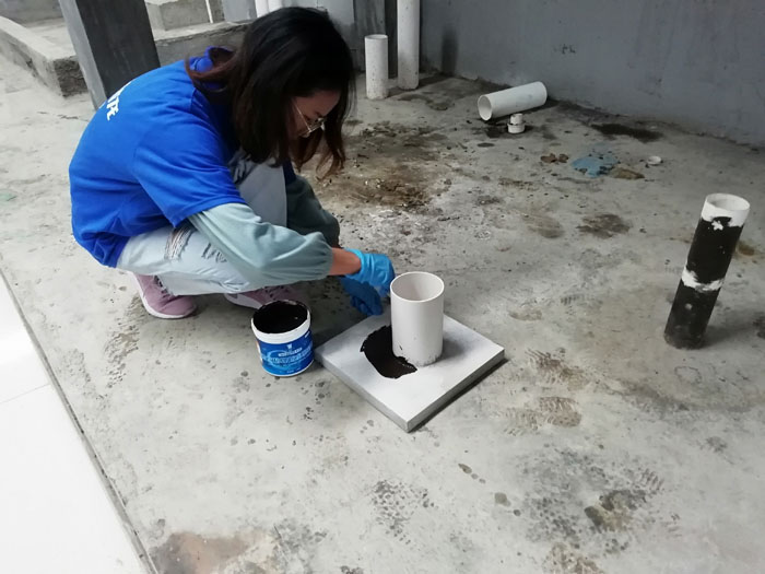 學(xué)員們親自體驗(yàn)涂料施工方法 防水材料