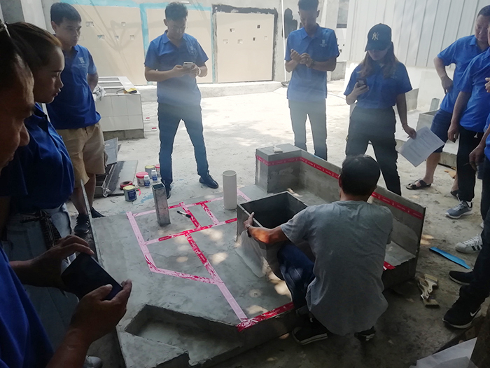 學(xué)員進(jìn)行防水補(bǔ)漏實操培訓(xùn) 防水補(bǔ)漏