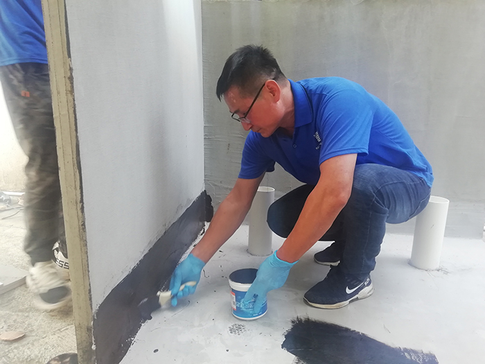 學(xué)員進(jìn)行防水補(bǔ)漏實操培訓(xùn) 防水補(bǔ)漏