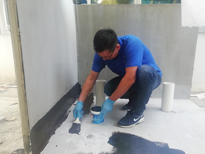 學(xué)員進(jìn)行防水補(bǔ)漏實操培訓(xùn) 防水補(bǔ)漏