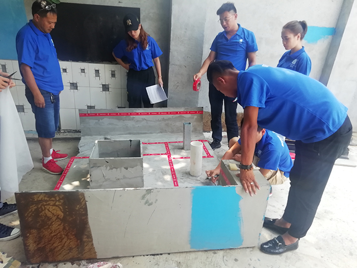 學(xué)員進(jìn)行防水補(bǔ)漏實操培訓(xùn) 防水補(bǔ)漏